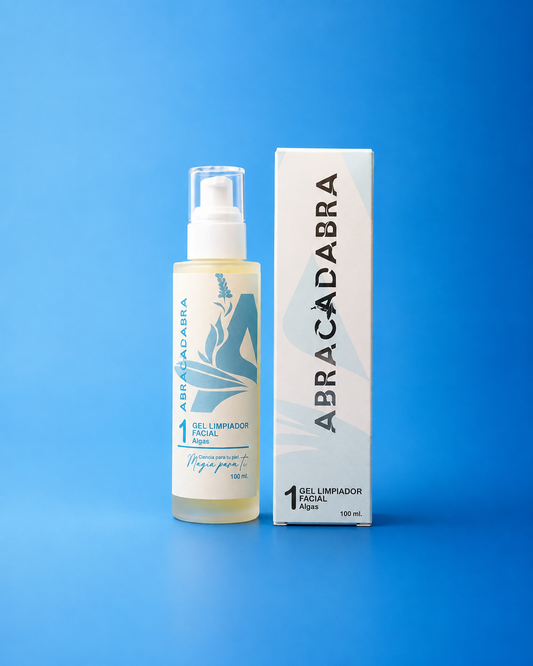Gel limpiador facial con algas de 100ml marca Abracadabra junto a su empaque exterior sobre fondo azul