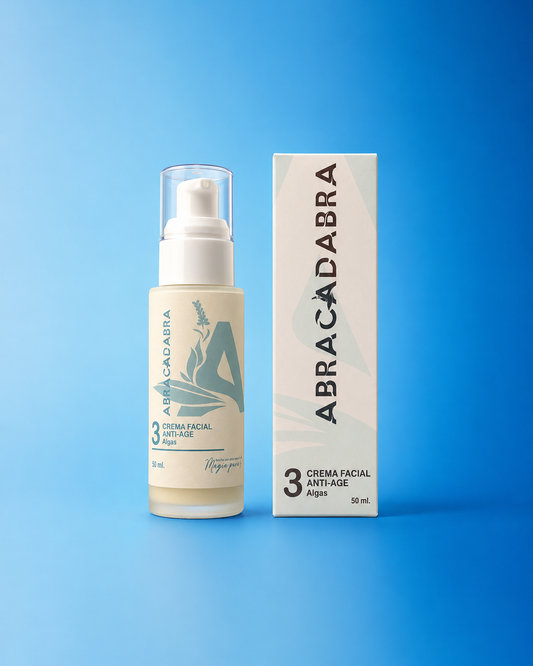 Crema facial anti-age con algas de 50ml marca Abracadabra junto a su empaque exterior sobre fondo azul