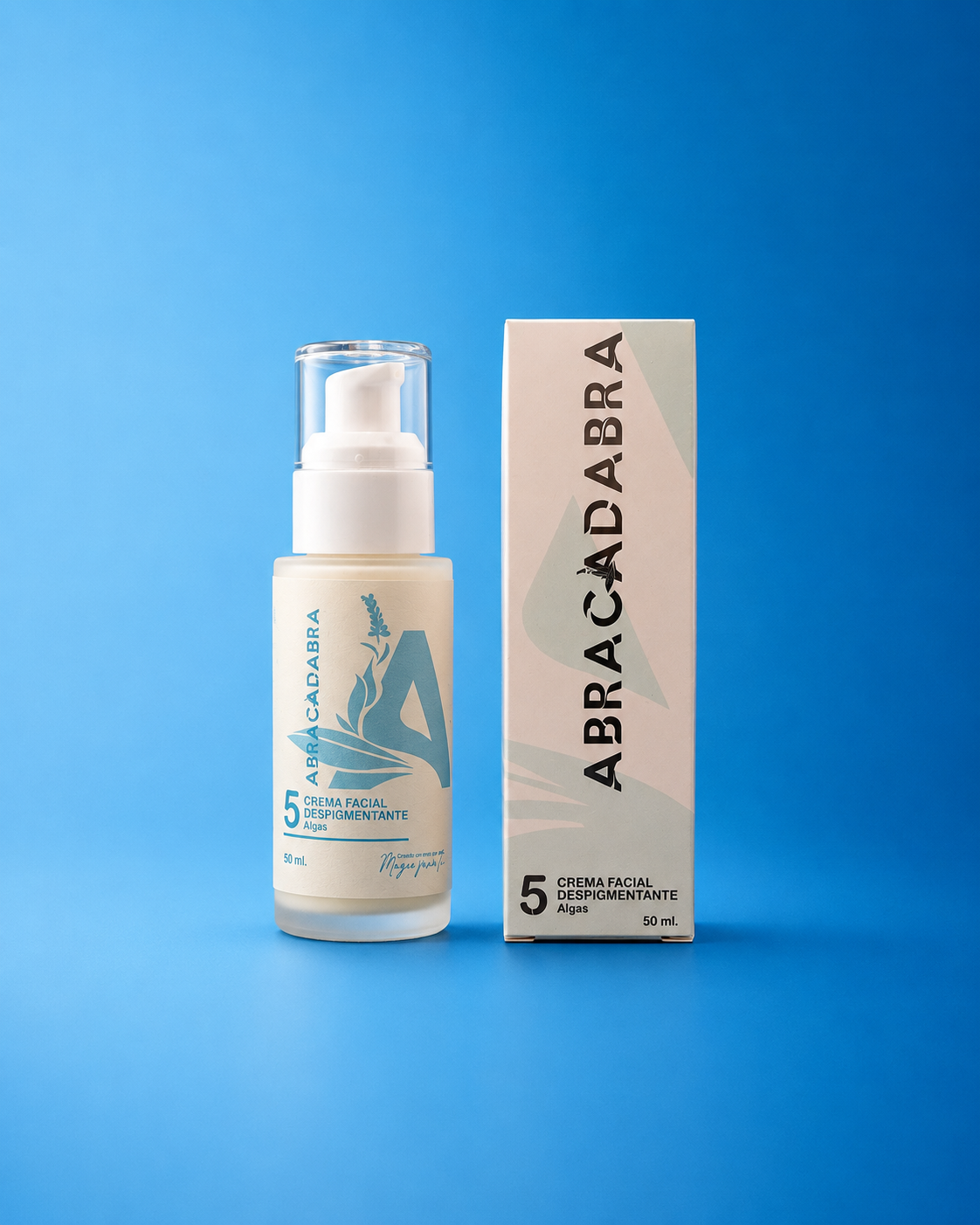 Crema facial despigmentante con algas de 50ml marca Abracadabra junto a su empaque exterior sobre fondo azul