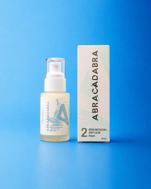 Sérum facial anti-age con algas de 30ml marca Abracadabra junto a su empaque exterior sobre fondo azul