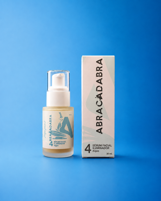 Sérum facial iluminador con algas de 30ml marca Abracadabra junto a su empaque exterior sobre fondo azul